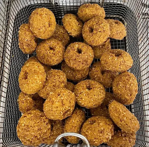 Goldbraune Falafel im Laden